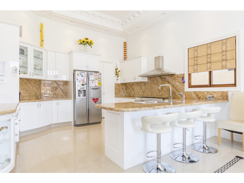 8 King James Court, Sovereign Islands QLD 4216