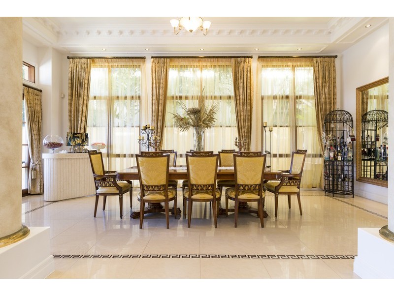 8 King James Court, Sovereign Islands QLD 4216