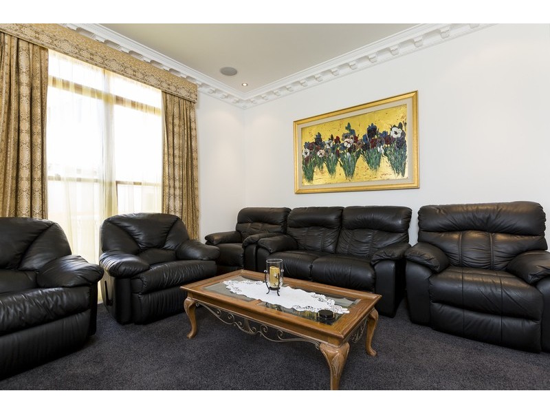 8 King James Court, Sovereign Islands QLD 4216