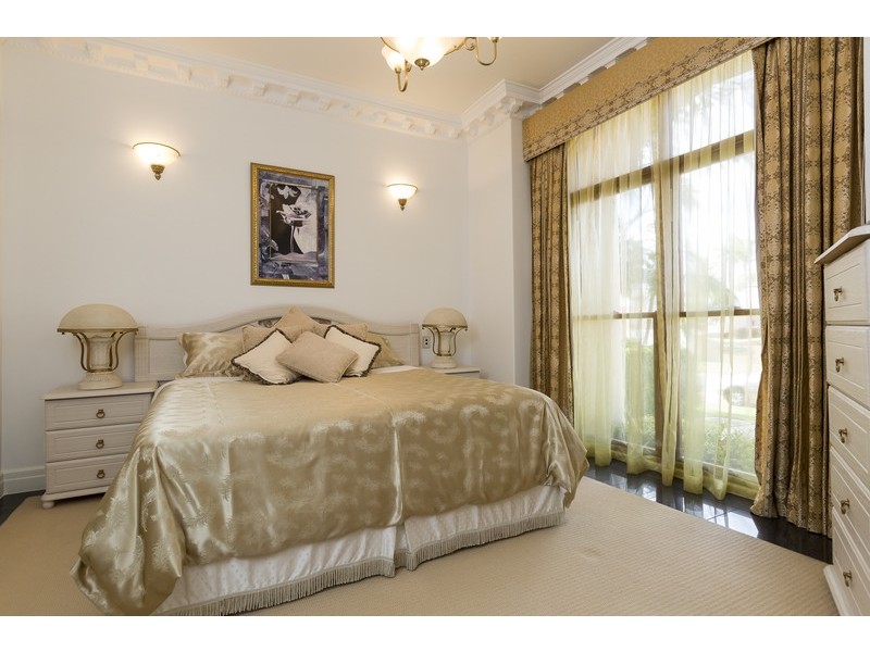 8 King James Court, Sovereign Islands QLD 4216