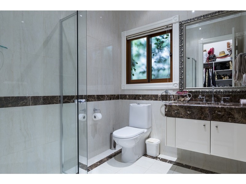 8 King James Court, Sovereign Islands QLD 4216