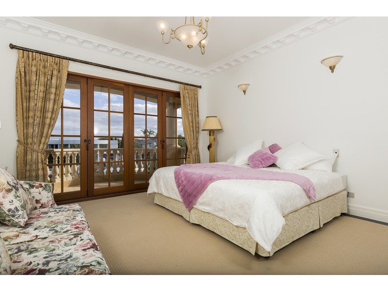 8 King James Court, Sovereign Islands QLD 4216