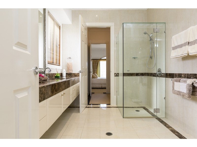 8 King James Court, Sovereign Islands QLD 4216