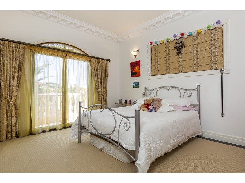 8 King James Court, Sovereign Islands QLD 4216