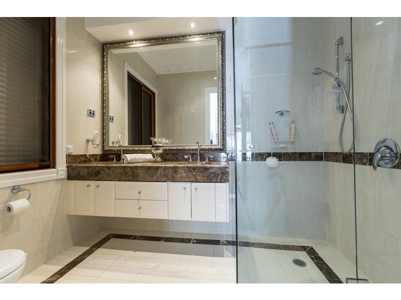 8 King James Court, Sovereign Islands QLD 4216