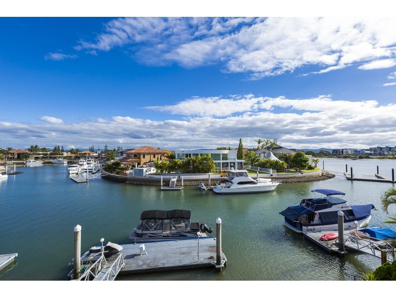 8 King James Court, Sovereign Islands QLD 4216