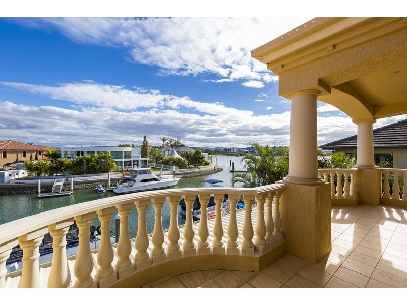 8 King James Court, Sovereign Islands QLD 4216