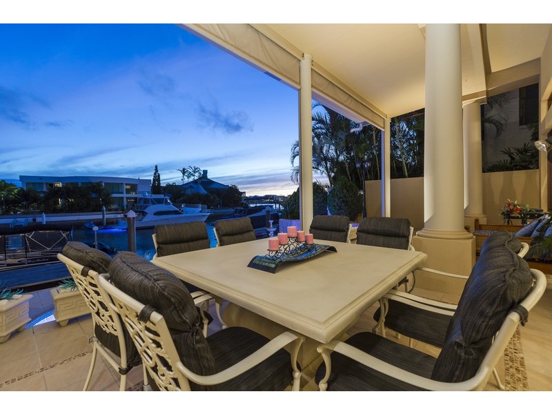 8 King James Court, Sovereign Islands QLD 4216