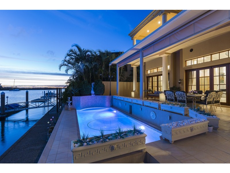 8 King James Court, Sovereign Islands QLD 4216