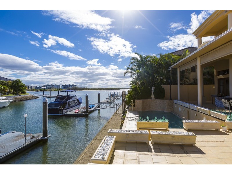 8 King James Court, Sovereign Islands QLD 4216