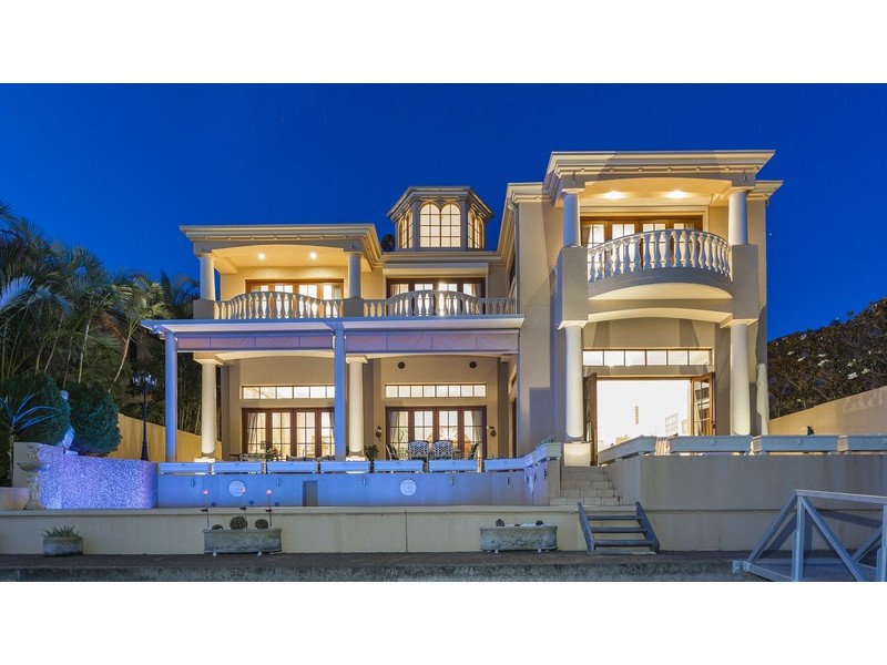 8 King James Court, Sovereign Islands QLD 4216