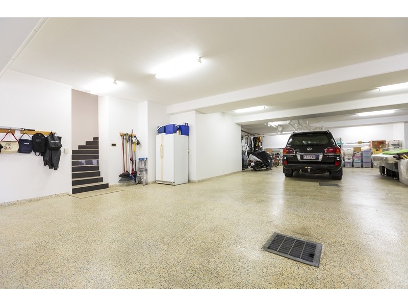 8 King James Court, Sovereign Islands QLD 4216