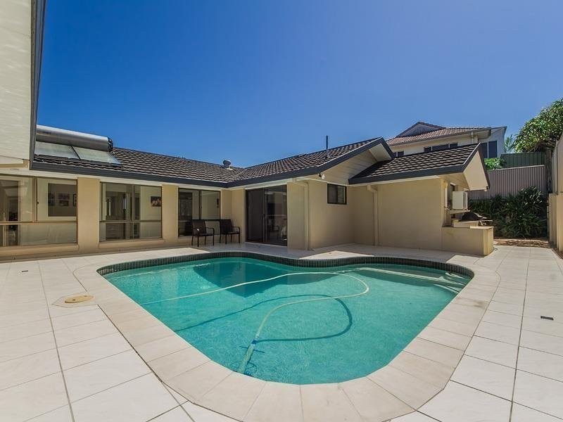 2 Nelson Court, Benowa QLD 4217