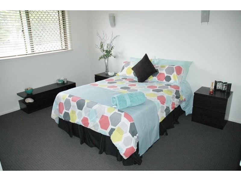2 Nelson Court, Benowa QLD 4217