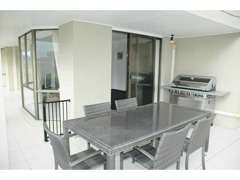 2 Nelson Court, Benowa QLD 4217