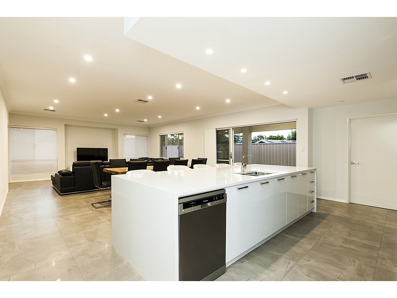 4 Paulett Way, Belmont WA 6104