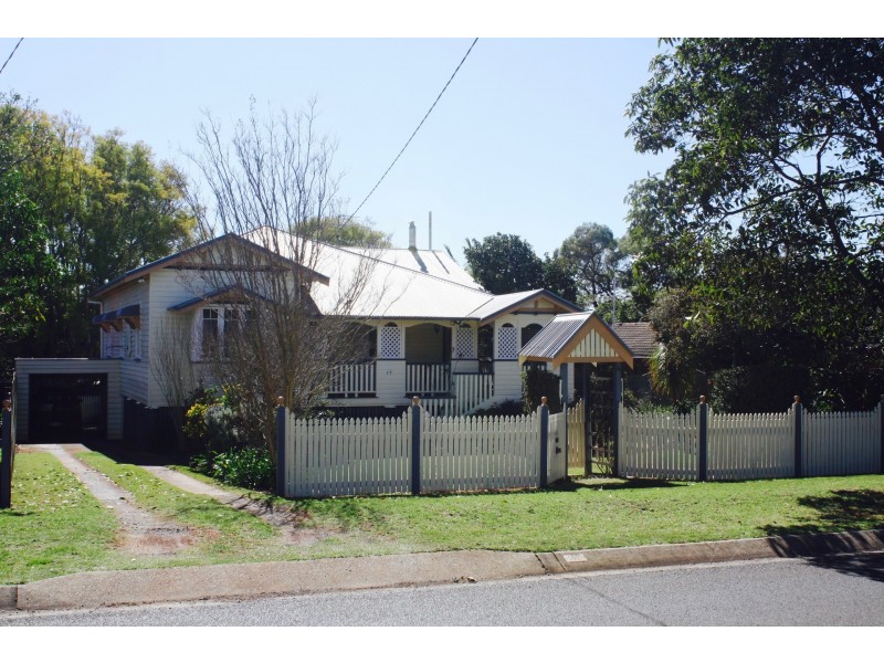 17 Makepeace St, Rockville QLD 4350