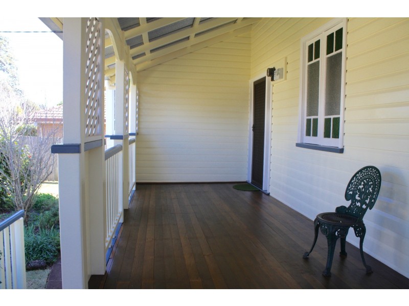 17 Makepeace St, Rockville QLD 4350