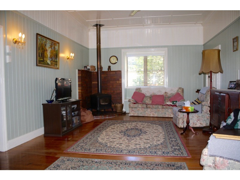 17 Makepeace St, Rockville QLD 4350