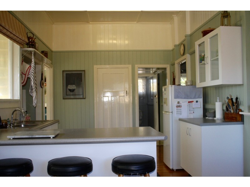 17 Makepeace St, Rockville QLD 4350