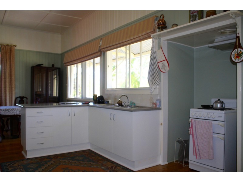 17 Makepeace St, Rockville QLD 4350