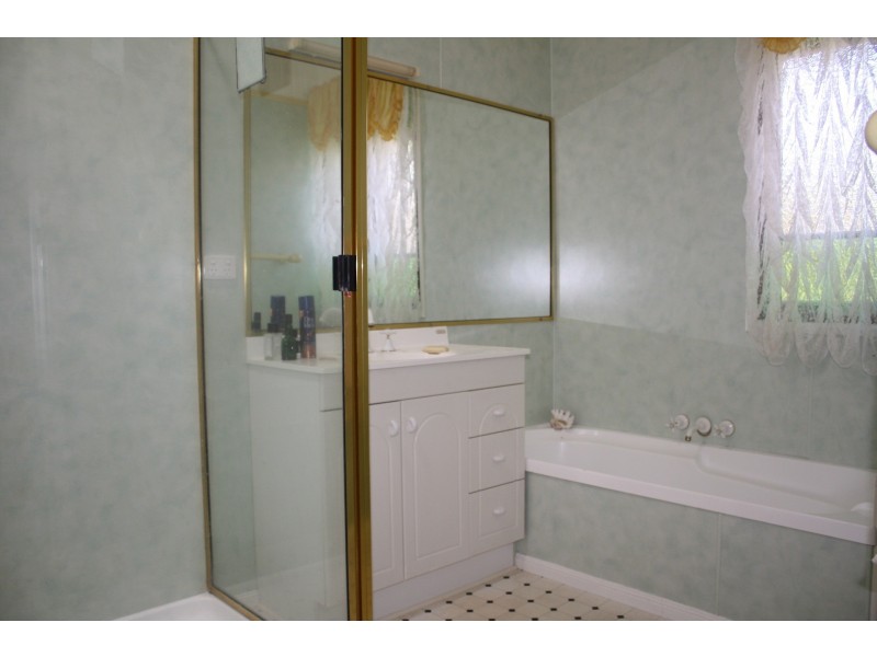 17 Makepeace St, Rockville QLD 4350