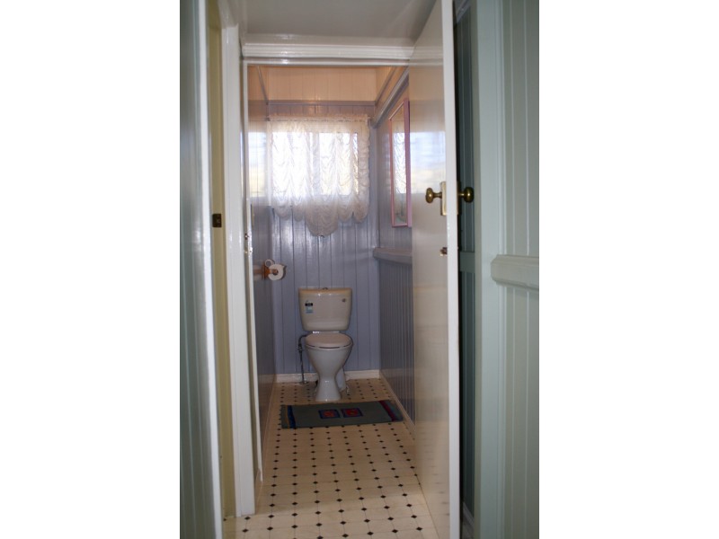 17 Makepeace St, Rockville QLD 4350