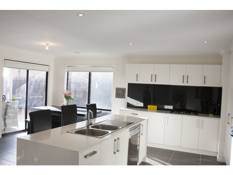 9 Yeoman Crescent, Leopold VIC 3224