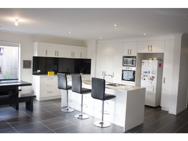 9 Yeoman Crescent, Leopold VIC 3224