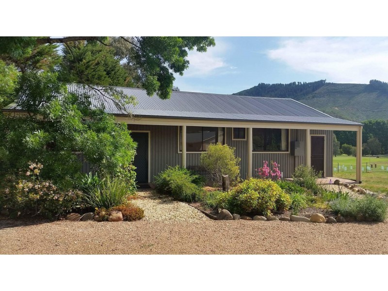 14 Karnu Court, Bright VIC 3741