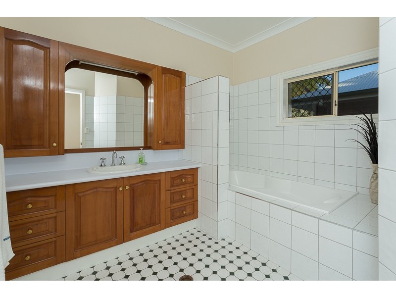 6 Panorama Court, Rural View QLD 4740