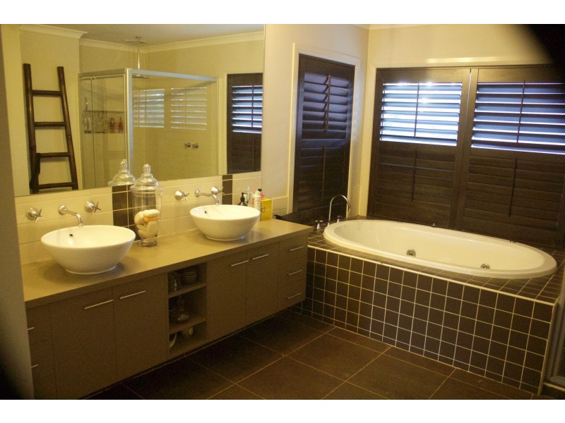 10 Errindura Place, Caroline Springs VIC 3023