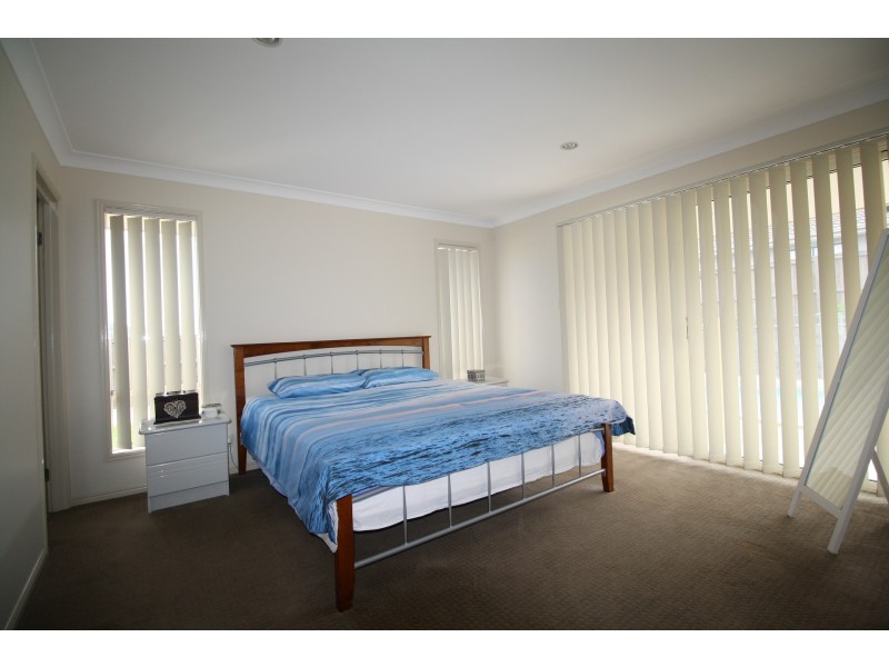106 Wunburra Circle, Pacific Pines QLD 4211