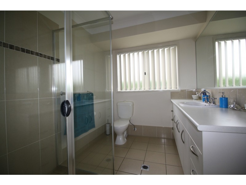 106 Wunburra Circle, Pacific Pines QLD 4211