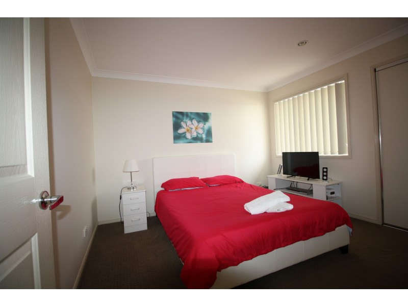 106 Wunburra Circle, Pacific Pines QLD 4211