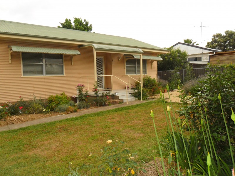 48 Lee St, Cowra NSW 2794