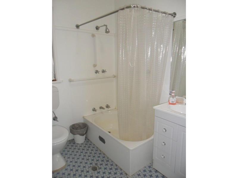 48 Lee St, Cowra NSW 2794