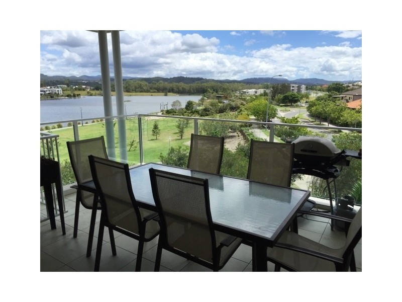 3 Lakefront Crescent, Varsity Lakes QLD 4227