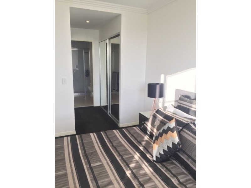 3 Lakefront Crescent, Varsity Lakes QLD 4227