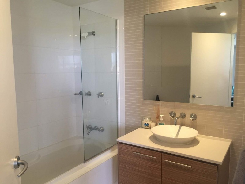 3 Lakefront Crescent, Varsity Lakes QLD 4227