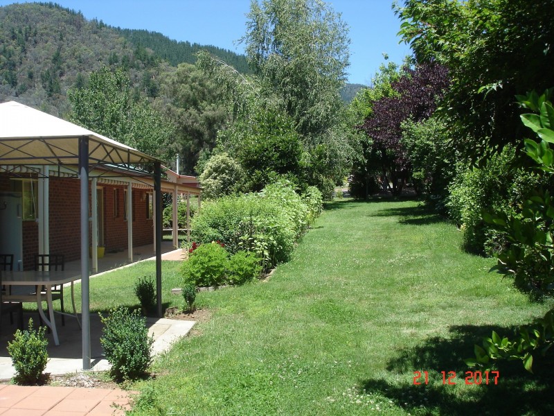 15 Walnut Grove, Bright VIC 3741