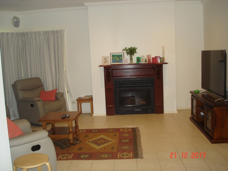 15 Walnut Grove, Bright VIC 3741