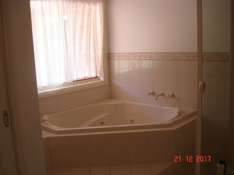 15 Walnut Grove, Bright VIC 3741