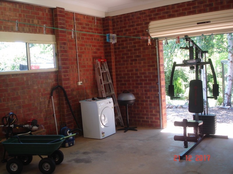 15 Walnut Grove, Bright VIC 3741