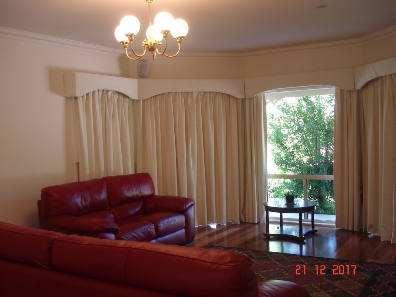 15 Walnut Grove, Bright VIC 3741