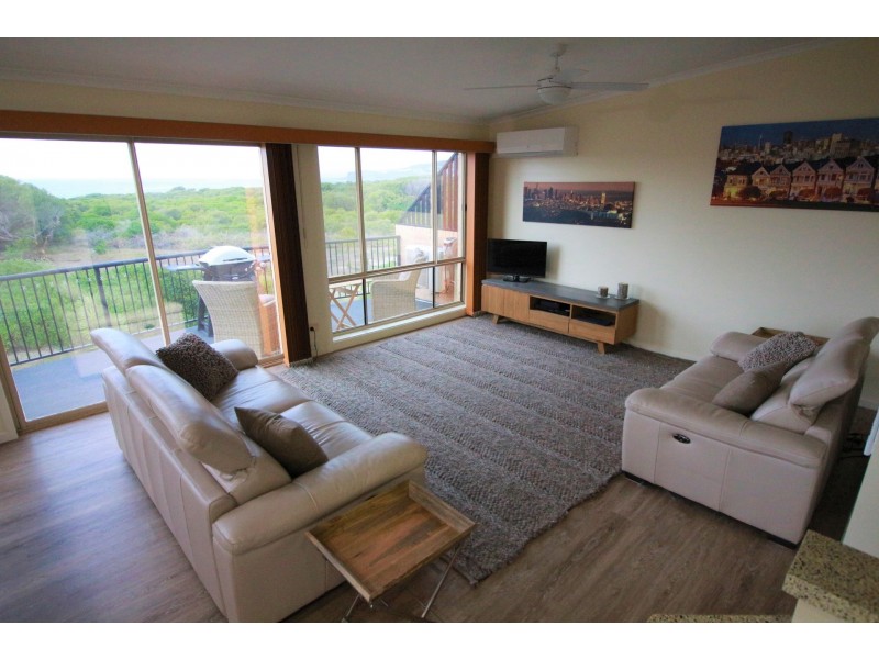 10A & 10B Driftwood Close, Caves Beach NSW 2281