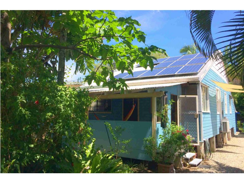 39 Saw Street, Machans Beach QLD 4878