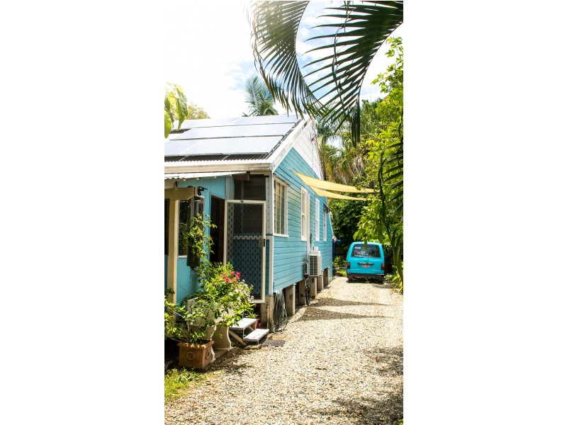 39 Saw Street, Machans Beach QLD 4878