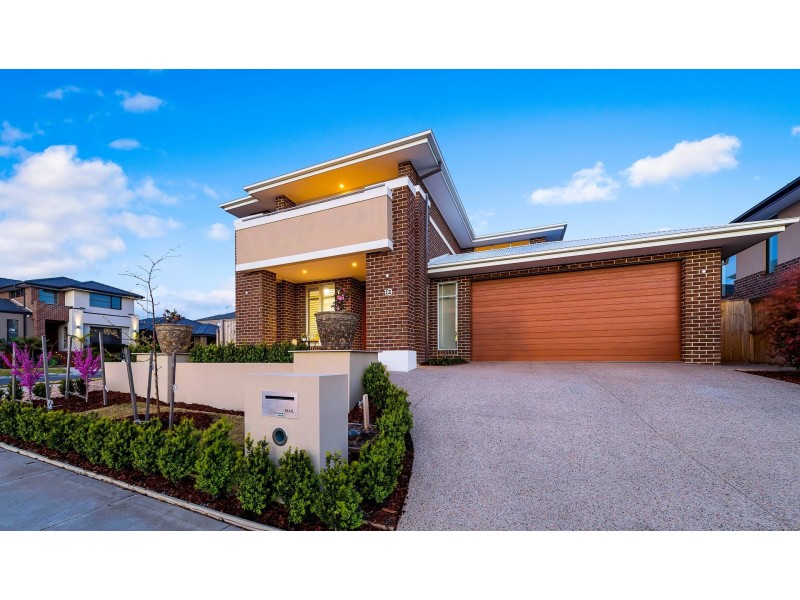 18 Ellaroo Circuit, Clyde North VIC 3978