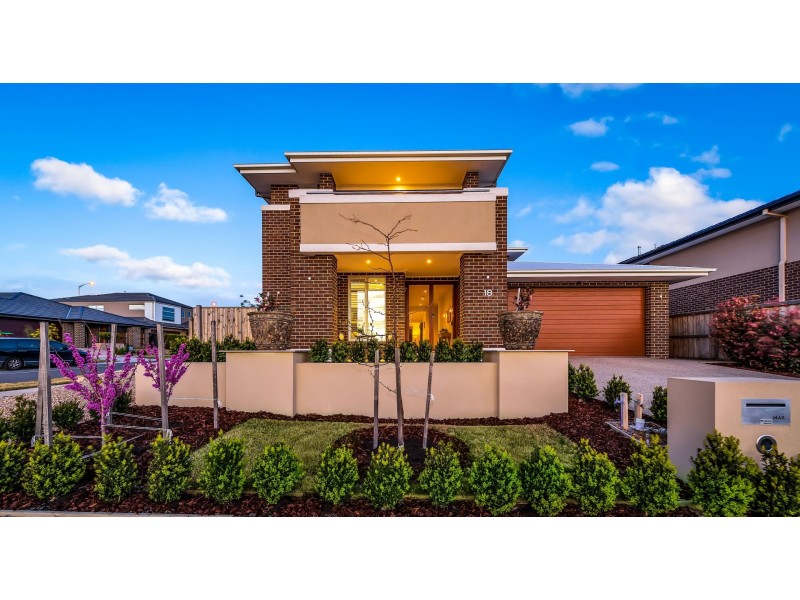18 Ellaroo Circuit, Clyde North VIC 3978